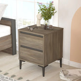 Table de chevet LUNAIRE bois foncé avec pieds noirs et décoration florale, vue ambiance chambre.